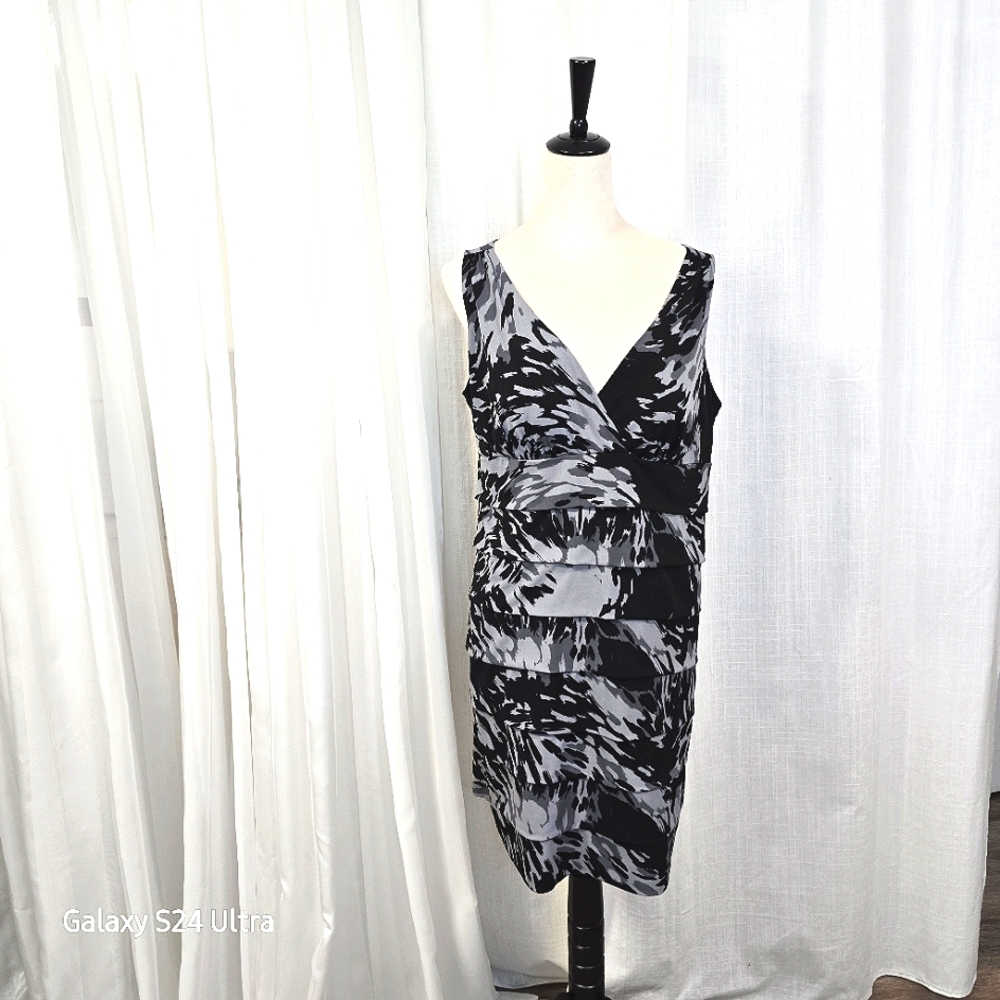 2/$30 Enfocus Black and Gray Women's Tiered Mini Dress Size 14W